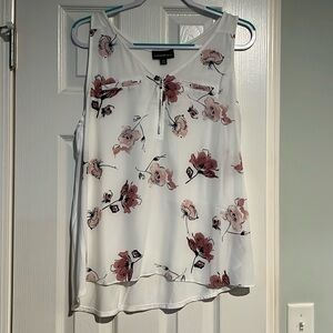 Women’s Fortune + Ivy sleeveless v-neck blouse. Size XXL.